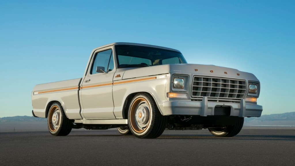 Pick-up Ford F-Series classique gris, ciel bleu