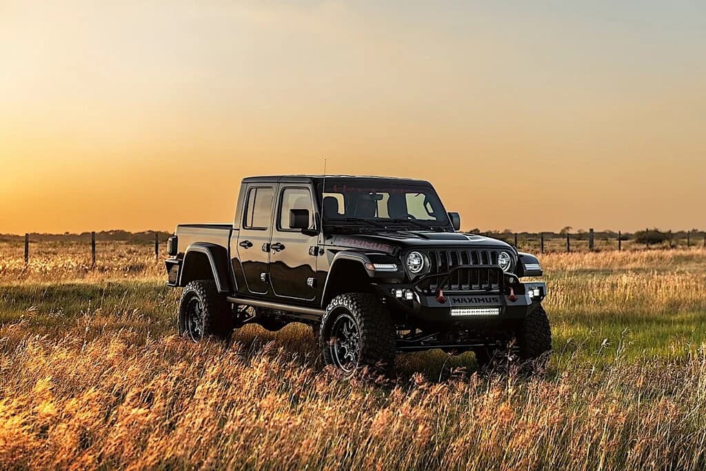 Jeep Gladiator 4×4 noir, paysage et lumière dorée