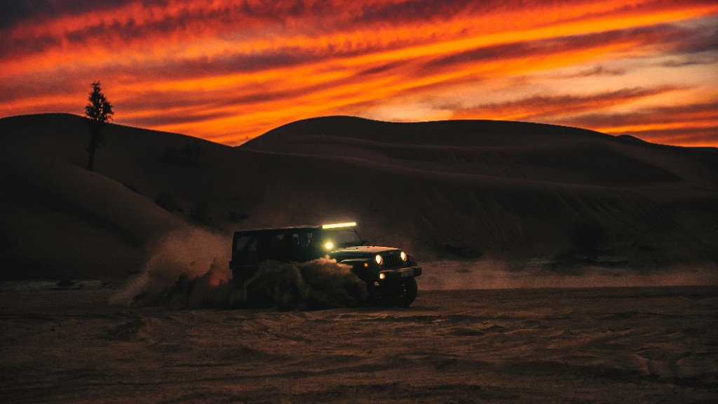 4×4 tout-terrain dans les dunes au coucher du soleil